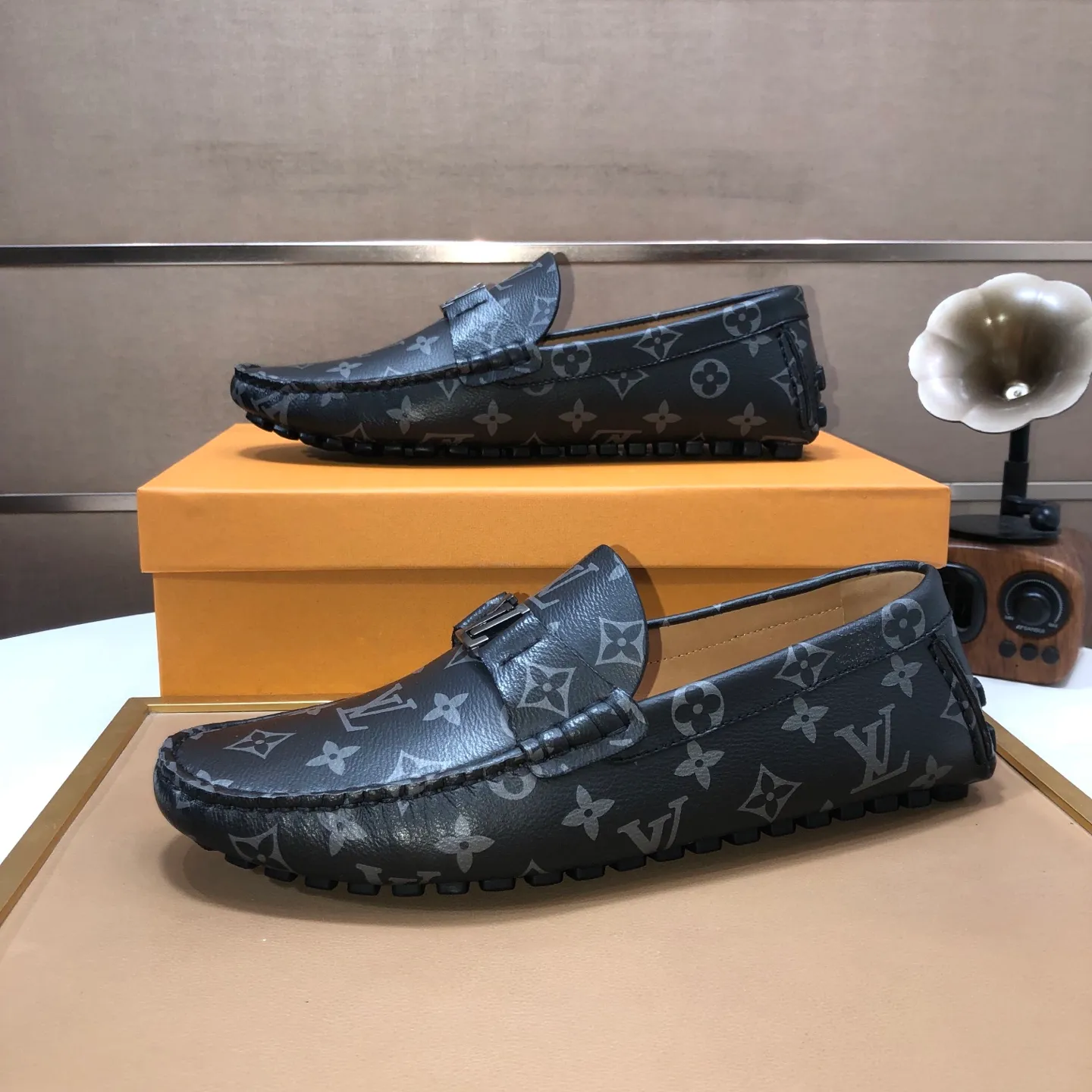 Men's men's shoes 💰420💰 [LV Doudou shoes] (water-dyed cowhide lining) new model is on the market, available on the official website. The new Doudou shoes are processed into single-color materials, and the uppers are made of imported cowhide material. The body of the shoe is fully hemmed with mark thread, and is lined with imported original cowhide leather. The elegant shoe shape is super suitable for all-matching, and the size is 38-44.